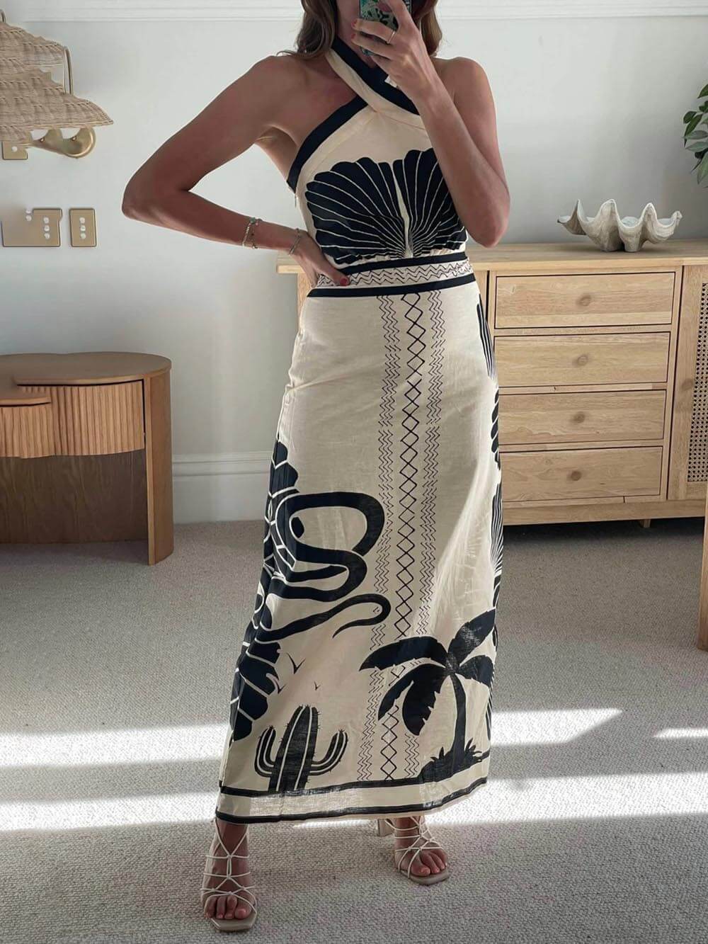 Elegantes und sexy Slim-Fit-Maxikleid mit Neckholder und ethnischem Print