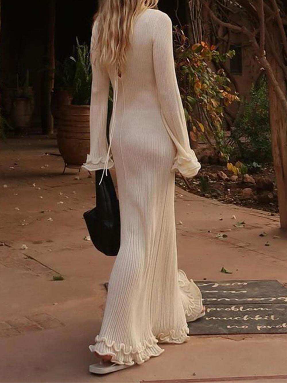 Elegantes, gestricktes Maxikleid mit Trompetenärmeln, gerolltem Saum und Rundhalsausschnitt