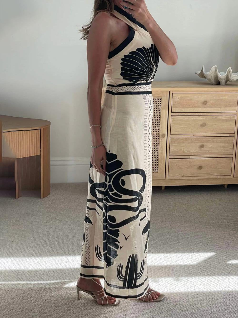 Elegantes und sexy Slim-Fit-Maxikleid mit Neckholder und ethnischem Print