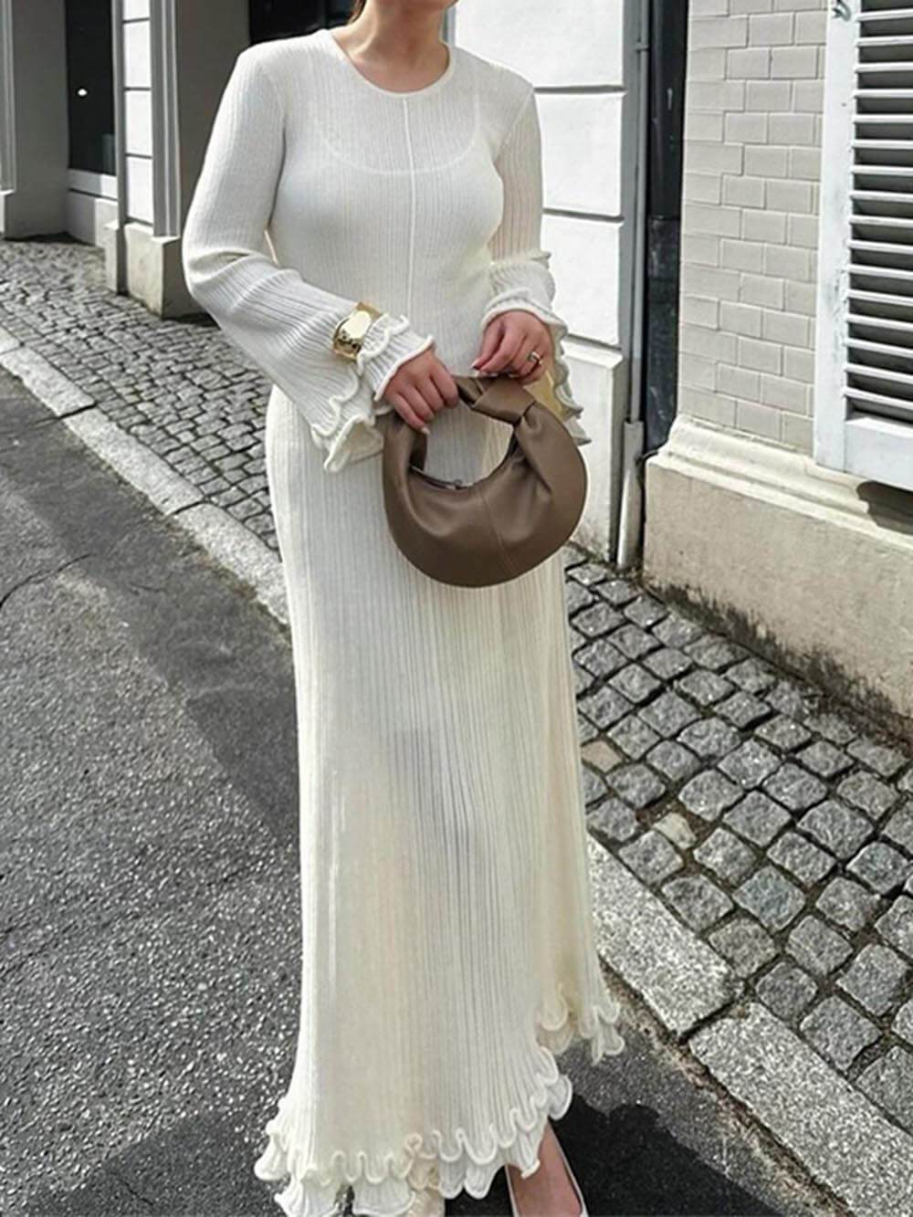 Elegantes, gestricktes Maxikleid mit Trompetenärmeln, gerolltem Saum und Rundhalsausschnitt