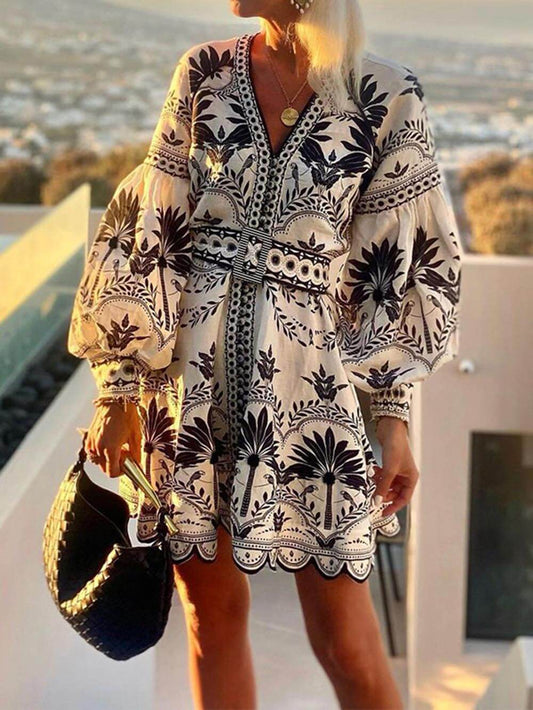 Modisches, bedrucktes, lockeres Minikleid für den Strand