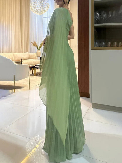 Elegantes, fließendes, plissiertes, schulterfreies Maxikleid