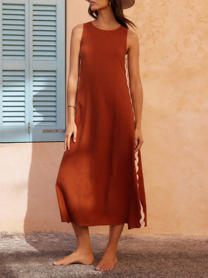 Lockeres Kleid mit Streifen, seitlichen Wellen und seitlichem Schlitz