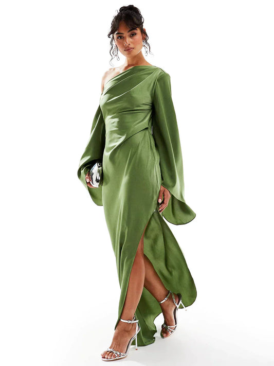 Grünes Satin-Maxikleid mit asymmetrischem Saum