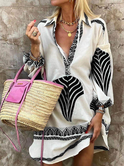 Schlichtes, einzigartiges Minikleid mit Print für die Feiertage