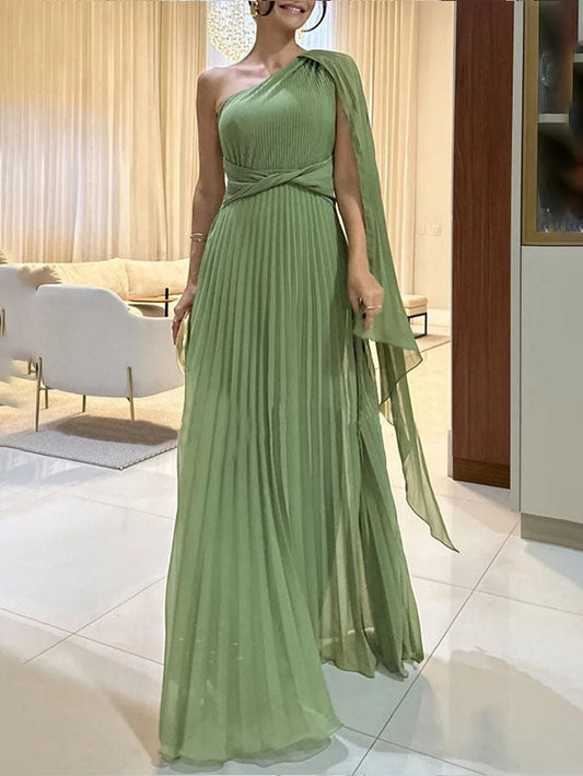 Elegantes, fließendes, plissiertes, schulterfreies Maxikleid