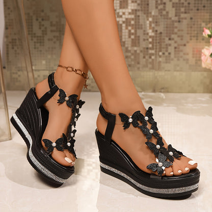 Alina Schmetterlings-Keilsandalen