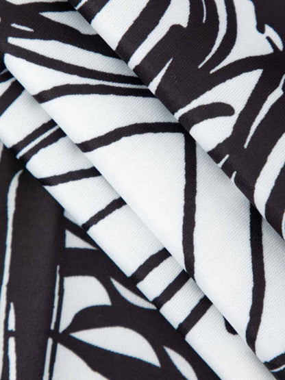 Kurzärmliges Minikleid mit abstraktem Liniendruck 