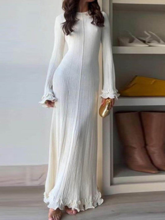 Elegantes, gestricktes Maxikleid mit Trompetenärmeln, gerolltem Saum und Rundhalsausschnitt