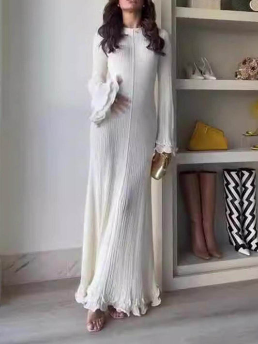 Elegantes, gestricktes Maxikleid mit Trompetenärmeln, gerolltem Saum und Rundhalsausschnitt