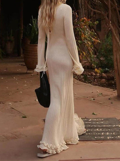 Elegantes, gestricktes Maxikleid mit Trompetenärmeln, gerolltem Saum und Rundhalsausschnitt