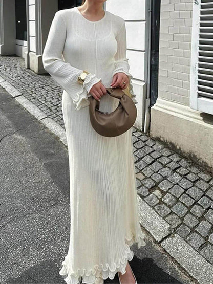 Elegantes, gestricktes Maxikleid mit Trompetenärmeln, gerolltem Saum und Rundhalsausschnitt